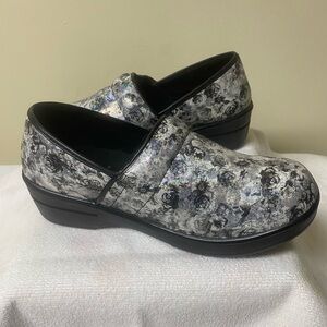 Comfort Trendz Clogger Rose Clogs Sz 7 Silver Floral Nurse Work Slip-On Shoes
